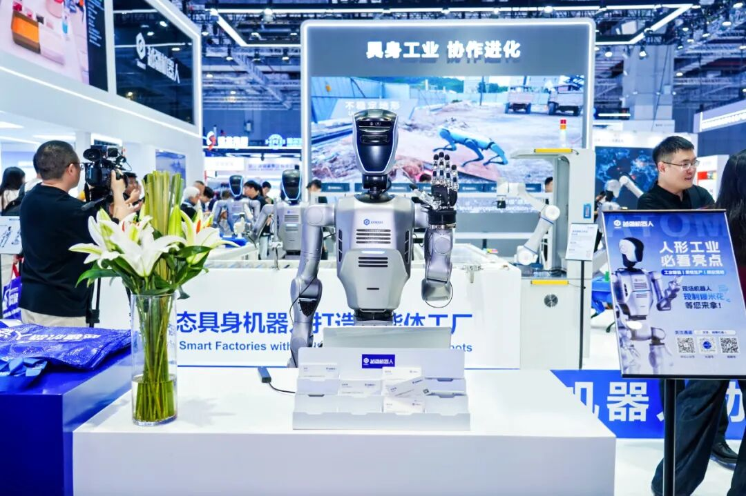 智能協(xié)作機(jī)器人,越疆協(xié)作機(jī)器人,智能協(xié)作機(jī)器人,協(xié)作機(jī)器人應(yīng)用,越疆機(jī)器人,具身智能,人形機(jī)器人,Atom,焊接機(jī)器人,越疆焊接機(jī)器人-2025工博會(huì)“智”高點(diǎn) | 越疆多形態(tài)具身機(jī)器人打造智能體工廠，與全球伙伴共啟產(chǎn)業(yè)智能新程