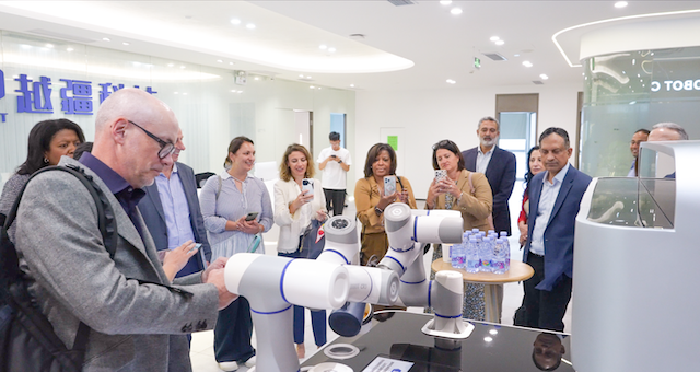 寶潔赴越疆機(jī)器人參觀交流