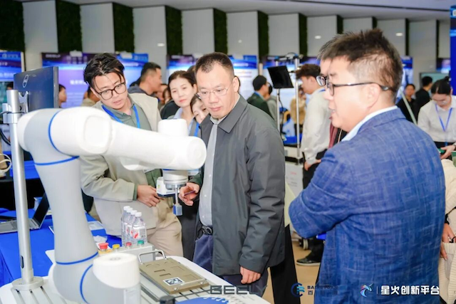 越疆機(jī)器人亮相吉利汽車技術(shù)展,以多形態(tài)具身智能方案賦能汽車柔性智造